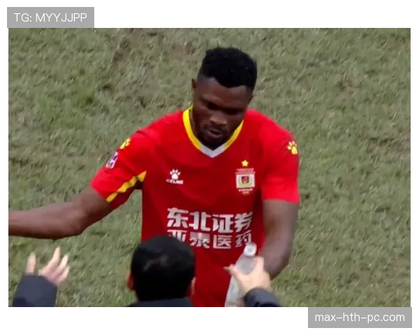 手抛球规则详解：裁判判罚标准与注意事项解析